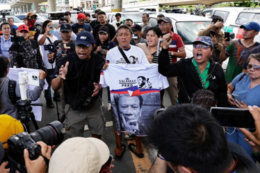 Foto / EFE / LA PATRIA  Seguidores de Duterte se acercaron al aeropuerto donde fue detenido el político para exigir su liberación.