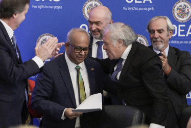 El secretario general saliente de la Organización de los Estados Americanos (OEA), el uruguayo Luis Almagro (d), felicita surinamés Albert Ramdin (i) por su elección como nuevo secretario general de la OEA.