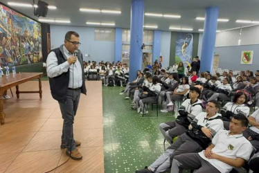 El rector de la Universidad de Caldas visitó el Instituto Universitario de Caldas para conversar con los estudiantes de bachillerato. 