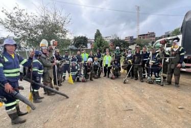 El personal de Emas durante la jornada de limpieza. 