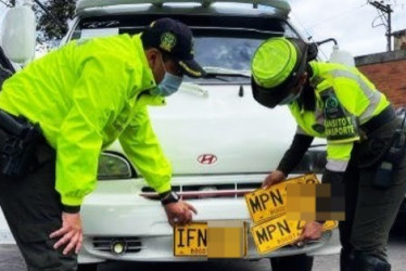 El gemeleo se da cuando el delincuente toma los números de chasis, motor y placa de circulación para utilizarlos en otro de la misma marca, modelo y similares características.