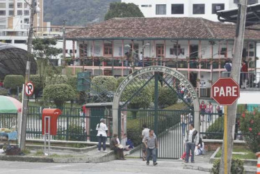 La ENAE quedó convertida en dos instituciones, una es la técnica para auxiliares de enfermería. Y la otra es la I.E. La Camelia, para el preescolar, primaria y bachillerato. Por ahora está sin una persona en propiedad en la Rectoría. La Alcaldía indica que es posible que esta semana se conozca el nombre.