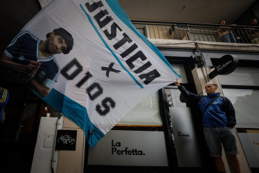 Simpatizantes de Diego Armando Maradona esperan este martes, frente a los tribunales de San Isidro en Buenos Aires, (Aregentina)