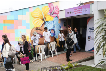 Con una chirimía la Alcaldía celebró la reinauguración de la Casa para la Dignidad de las Mujeres de Manizales. 