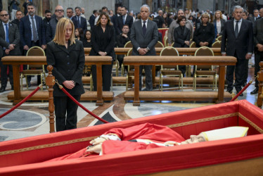  La primera ministra italiana, Giorgia Meloni, rindió este miércoles tributo al papa Francisco al pasar ante su féretro en la basílica de San Pedro del Vaticano