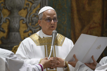 El papa León XIV presidió este viernes su primera misa en la Capilla Sixtina ante los 132 cardenales que un día antes lo eligieron como sumo pontífice en la cuarta votación en el cónclave.