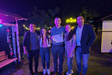 Juan Manuel recibió la Orden Miguel A. Cataño, como mejor docente de Anserma. 