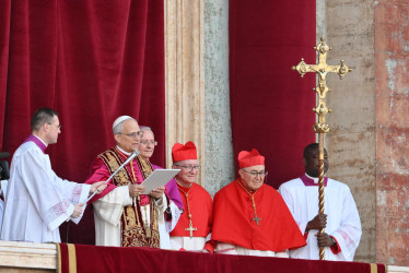 El recién elegido papa León XIV (2-i), el cardenal Robert Francis Prevost de los EE.UU., se dirige a los fieles desde la logia central de la Basílica de San Pedro, Ciudad del Vaticano, este jueves 8 de mayo del 2025.