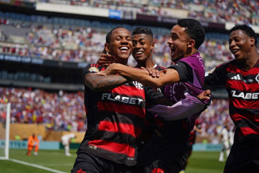 Wallace Yan (izq.) de Flamengo celebra con sus compañeros tras anotar el gol de la victoria por 3-1