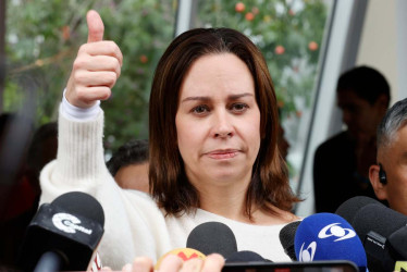 La esposa del senador y precandidato presidencial colombiano Miguel Uribe Turbay, María Claudia Tarazona, habla con la prensa este martes, en la Clínica Fundación Santa Fe, en Bogotá (Colombia). 