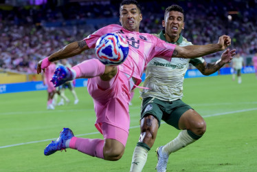 Luis Suarez, del Inter Miami, disputa el balón con Marcos Rocha, de Palmeiras.