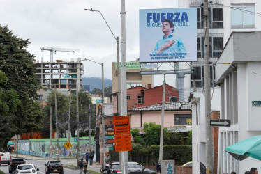 Valla del senador y precandidato presidencial colombiano Miguel Uribe Turbay, este miércoles cerca de la Fundación Santa Fe de Bogotá (Colombia). 