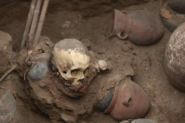  Fotografía de un cráneo humano y algunas vasijas encontradas en una excavación arqueológica prehispánica este jueves, en el distrito limeño de Puente Piedra (Perú).