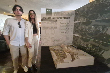 Santiago Valencia Izasa y Lucía Albarán junto a su proyecto final