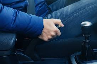 Levante al máximo el freno de mano para evitar que el carro se desengrane.