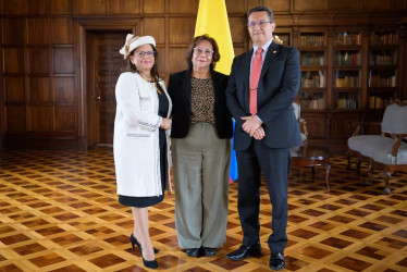 La embajadora en Finlandia, Ruth Mery Cano (izq.); la canciller Rosa Yolanda Villavicencio, y el embajador en Marruecos, Carlos Arturo Forero.