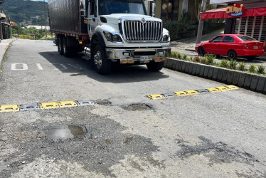 Para esquivar los huecos, los vehículos realizan maniobras peligrosas. 