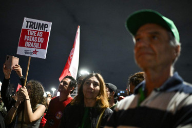 Personas participan en una protesta contra los aranceles estadounidenses de Donald Trump, este jueves, en la estación central de autobuses en Brasilia (Brasil).