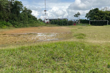 A un costado de la cancha se forman varios charcos. 
