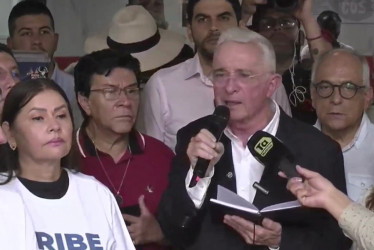 Desde el centro de Medellín, donde esta mañana asistió a la misa en la Iglesia de San José, Uribe pronunció un discurso con tono electoral.