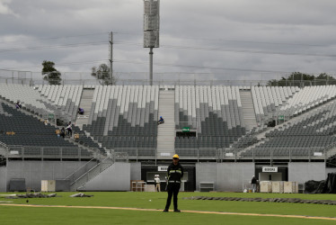 Personas trabajan en la adecuación de las graderías del nuevo centro de eventos Vive Claro, distrito cultural este jueves, en Bogotá (Colombia). 