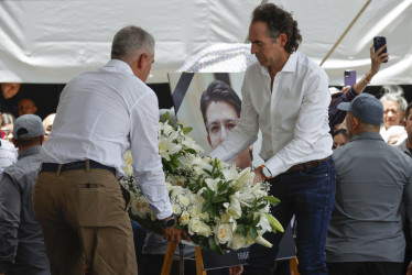 El alcalde de Medellín Federico Gutiérrez (d) y el gobernador de Antioquia Andrés Julián Rendón (c)