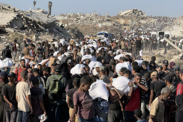 Fotos | EFE | LAPATRIA Bajo el calor abrasador de Gaza, miles de personas caminan kilómetros en dirección a la frontera de Zikim, en el extremo noroeste de la Franja, para intentar obtener alimentos como harina de uno de los camiones que entran cada día.