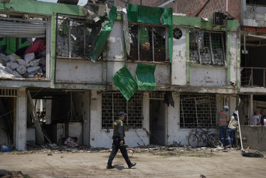 El número de muertos por el atentado terrorista con un camión bomba en inmediaciones de una base aérea de Cali se elevó ayer a siete. Las casas vecinas quedaron destruidas.