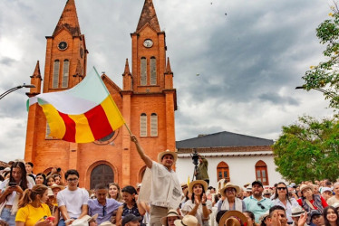 Asistentes al concurso en la Plaza Jorge Robledo de Anserma