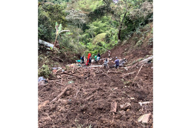 Los derrumbes se llevaron una casa, hay dos fallecidos.