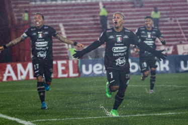 Los delanteros Dayro Moreno (izq.) y Michael Barrios (centro), del Once Caldas, están en el 11 ideal de la vuelta de los octavos de final de la Copa Sudamericana.