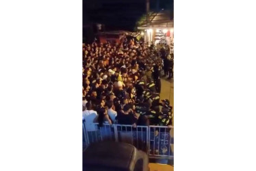 En videos en varias redes sociales se observó a muchas personas intentando ingresar a la fuerza al concierto de Arcangel en el estadio Hernán Ramírez Villegas. 