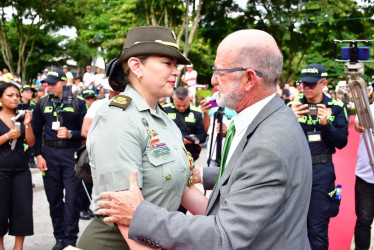 La coronel Liliana Andrea Jiménez Falla, y el gobernador de Caldas, Henry Gutiérrez.