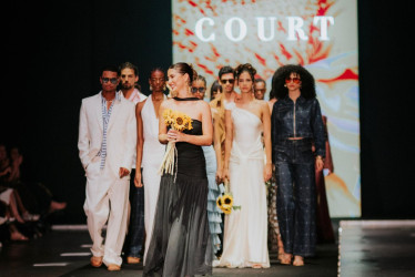 Carolina Betancourt Duque, como toda diseñadora que se consagra, "cerró con broche de oro" el desfile de su colección "Instantes", en la pasarela del Santander Fashion Week 2025.