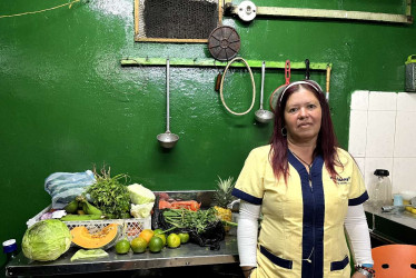 Claudia Patricia Montes Londoño posa en la cocina de su restaurante El Sazón de Chila. 