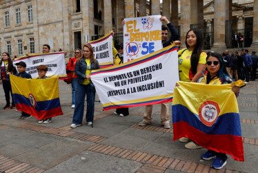 Deportistas de alto rendimiento protestan para exigir que se detengan los recortes presupuestales al deporte este miércoles, frente al Congreso de Colombia, en Bogotá (Colombia)