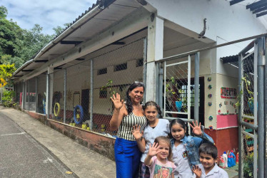 Nancy Vega Serna, la docente de la escuela La Miel, junto a sus estudiantes.