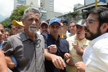 Entre los opositores excarcelados, hay dos con nacionalidad italiana, uno de ellos es el exdiputado Américo De Grazia (camisa de rayas) quien fue detenido en 2024 por hablar de fraude electoral en la reelección de Nicolás Maduro