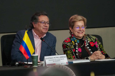 La precandidata presidencia Gloria Inés Ramírez Ríos junto al presidente de Colombia, Gustavo Petro. 