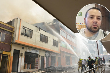 Foto I LA PATRIA  En la tarde del 11 de agosto del 2025 una vivienda, al frente del Inurbe en la carrera 21 de Manizales, quedó envuelta en llamas y en humo. José Alonso Dávila Ramírez entró y sacó a Samuel Marín, quien estaba en silla de ruedas.  El alero se les vino encima. Aquí está la historia. 