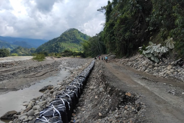 Instalación de geobags, para remplazar jarillones desplazados por la creciente.