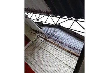 Miembros de la comunidad educativa registraron en video cómo quedó la escuela de La Marina luego del vendaval.