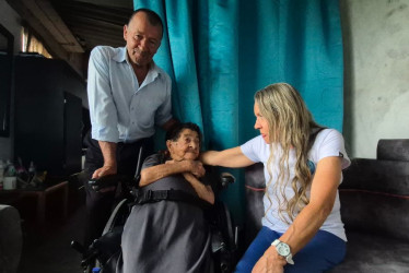 Luz Elena con su mamá, María Eva, y su esposo, Javier, en su casa en el Bajo Tablazo de Manizales.