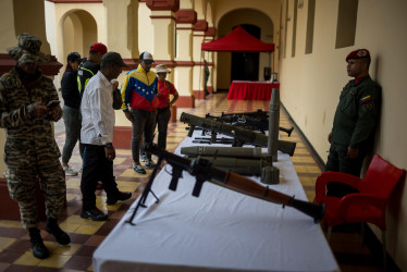 Personas observan armamento militar en Museo Histórico Militar de Caracas (Venezuela). Miles de motoristas simpatizantes del chavismo rodaron por varias calles de la ciudad en respaldo al presidente venezolano, Nicolás Maduro, y en contra de las que señalaron como "amenazas" de Estados Unidos.