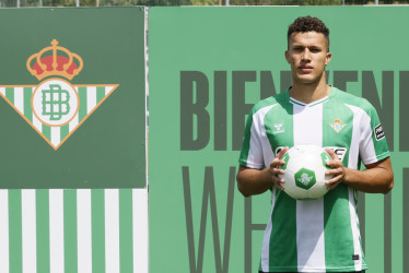 El centrocampista colombiano Nelson Deossa durante su presentación como nuevo jugador del Real Betis en la Ciudad Deportiva del club