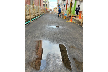 Las fuertes lluvias han mostrado algunos charcos en el asfalto recién aplicado.