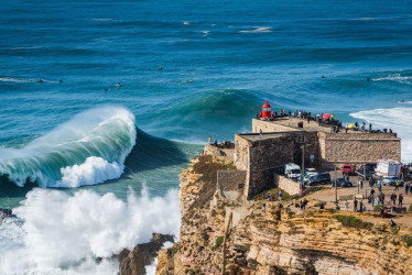 La plata de Nazaré (Portugal) en una meca de surf. 
