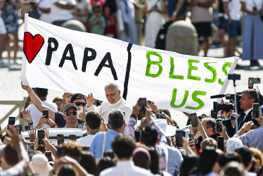 El papa León XIV saluda a los fieles durante su Audiencia General semanal, el pasado 6 de agosto, en la Plaza de San Pedro.