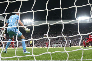 Rio Ngumoha (d) del Liverpool marca el tercer gol de su equipo durante el partido de fútbol de la Premier League inglesa entre el Newcastle United y el Liverpool FC, en Newcastle, Gran Bretaña, el 25 de agosto del 2025.