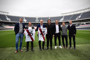 Directivos de River Plate con camisetas marcadas con Juan Valdez. 